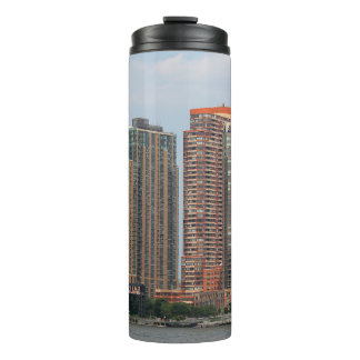 Bouteilles Isothermes NEW YORK - JULY 5, 2015: Long Island City waterfr