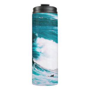 BOUTEILLES ISOTHERMES PERSONNE EN SURBORD AVEC VAGUES OCÉANIQUES