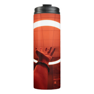 BOUTEILLES ISOTHERMES PERSONNE QUI ATTEINT LA LAMPE FLUORESCENTE I TOURN