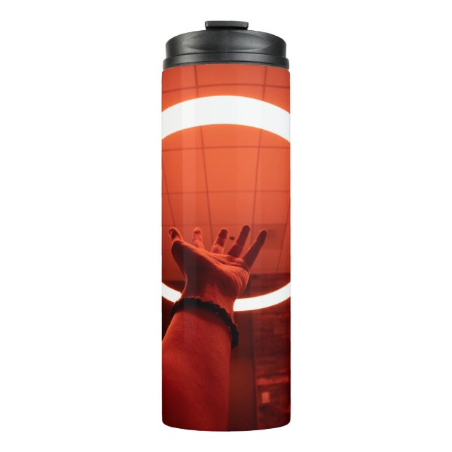 BOUTEILLES ISOTHERMES PERSONNE QUI ATTEINT LA LAMPE FLUORESCENTE I TOURN (Devant)