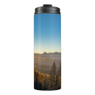 BOUTEILLES ISOTHERMES PINS VERTS SUR LA MONTAGNE SOUS LE CIEL BLEU PENDA