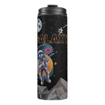 Singe de la galaxie avec un pistolet hors de l'esp