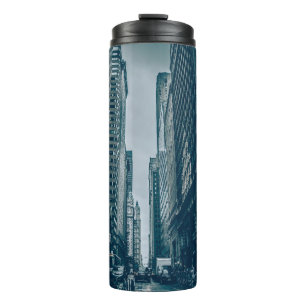 BOUTEILLES ISOTHERMES VOITURES DE ROUTE ENTRE LES BÂTIMENTS SUR VIGNETTE