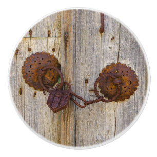 Bouton De Porte En Céramique Cadenas en fer vintage rouillé sur une porte en bo