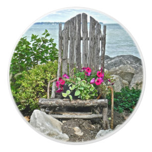BOUTON DE PORTE EN CÉRAMIQUE FAUTEUIL EN BOIS RUSTIQUE AVEC PETUNIAS