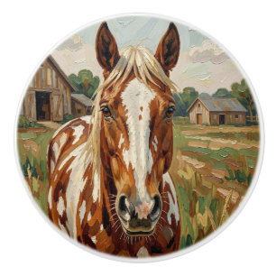 Bouton De Porte En Céramique Joli cheval brun et blanc dans une ferme rustique
