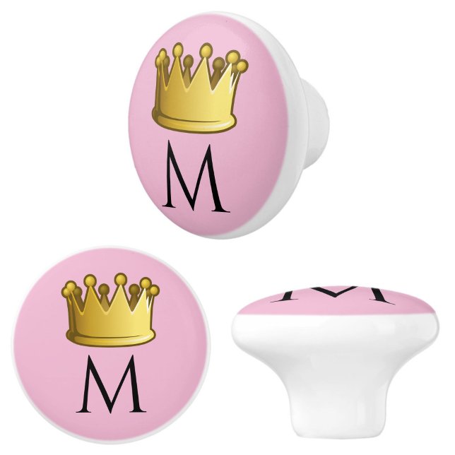 Bouton De Porte En Céramique Regal Monogramme Couronne Rose doux rose (Add regal charm to your cabinets or furniture with these soft pink monogram initial knobs!)
