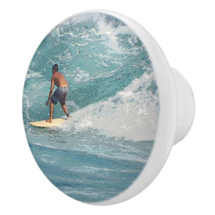 BOUTON DE PORTE EN CÉRAMIQUE "SURFER QUI COURT LES VAGUES"