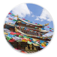 Temple tibétain avec drapeaux de prière - Yunnan,