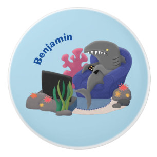 Bouton De Porte En Céramique Un requin drôle en regardant la bande dessinée de 