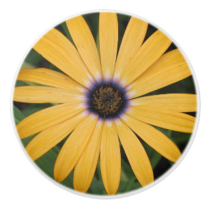 Bouton en céramique de marguerite jaune