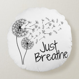 Breathe Round Coussin par Posh Little Finds