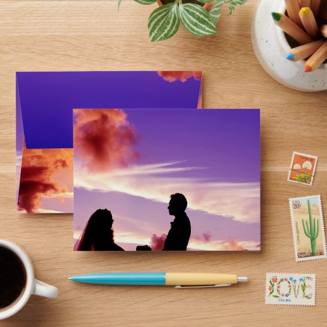 Bride et Groom dans Sunset RSVP Menu Enveloppe mer (Desk)