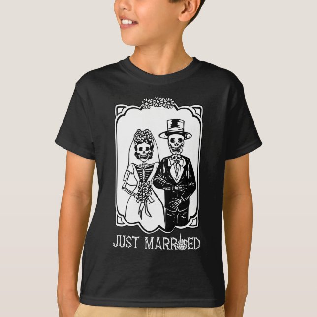 Bride Groom Just Married Skeleton Halloween Couple T-Shirt (Front)