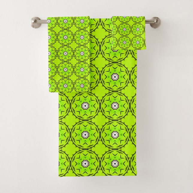 Bright green towel with intricate circular pattern (En situation)