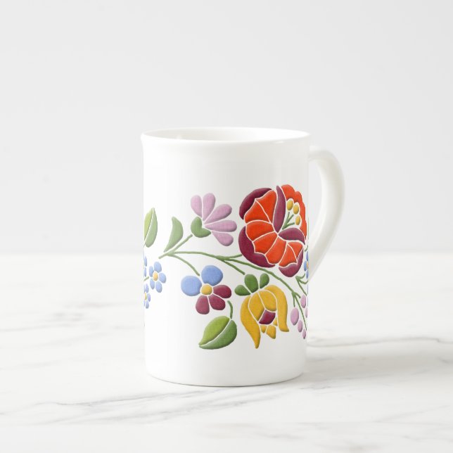Broderie de Kalocsa - tasse hongroise d'art (Devant droit)