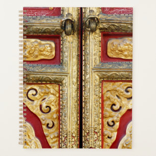 Broderie métallique dorée sur la porte