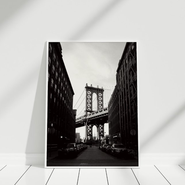 Brooklyn Bridge New York City - toile Imprimer (Brooklyn Bridge New York City - Canvas Print in white frame on wooden floor.)