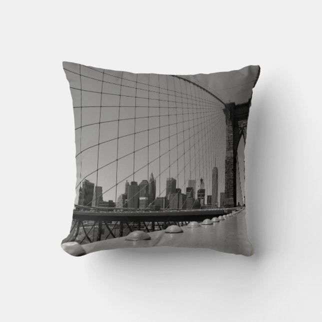Brooklyn bridge throw pillow (Front)