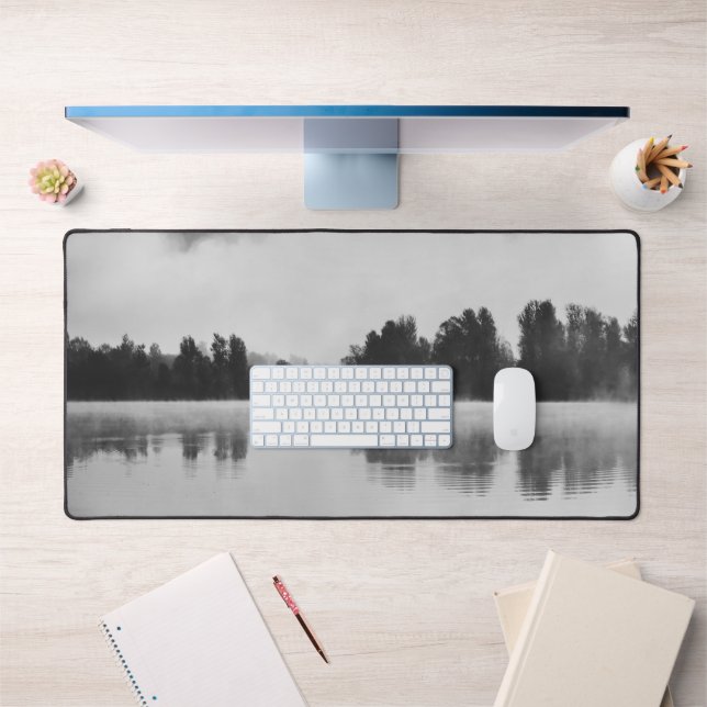 Brouillard matinal au-dessus du lac en noir et bla (Bureau 1)