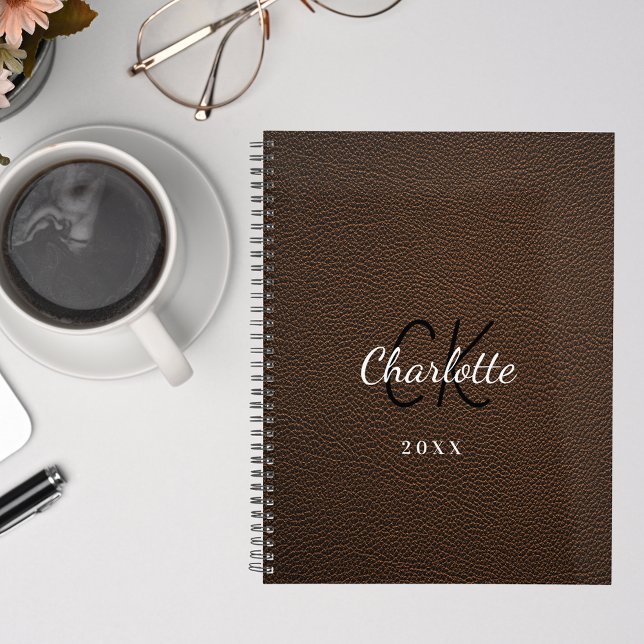 Brown cuir monogramme initiales nom 2026 (Créateur téléchargé)