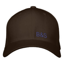 Brun sur le casquette de Benny brodé par brun et