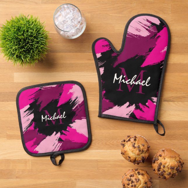 Brushstrokes shades of hot pink name with monogram oven mitt & pot holder set (Top Down)