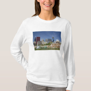 Buckingham Fountain located in Grant Park, 2 T-Shirt