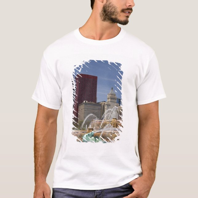Buckingham Fountain located in Grant Park, T-Shirt (Front)