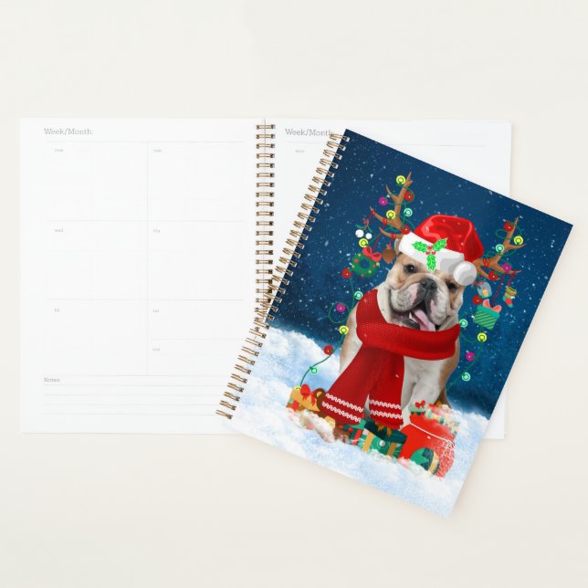 Bulldog anglais en neige avec cadeaux de Noël (Devant avec enveloppe)