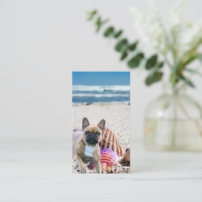 Bulldog français sur la carte postale de la plage (Debout devant)