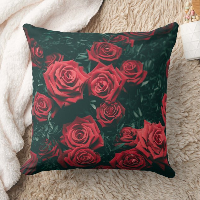 Bunch of red roses throw pillow (Blanket)