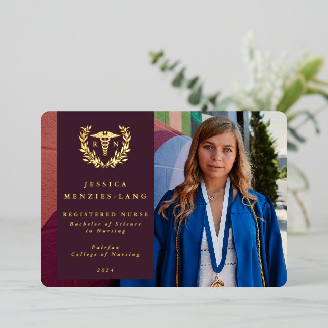 Burgundy RN Caduceus Graduée Faire-part photo (Debout devant)