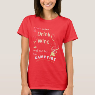 Buvez du vin et site par des t-shirts de camping a