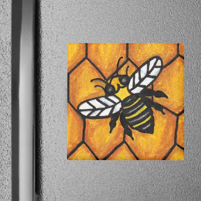 Buzzing Bee sur Honeycomb Magnet (Black and yellow bumble bee on golden honeycomb on square magnet.)