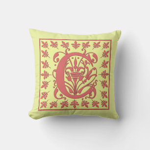 C OREILLER INITIAL - C rose sur fond JAUNE