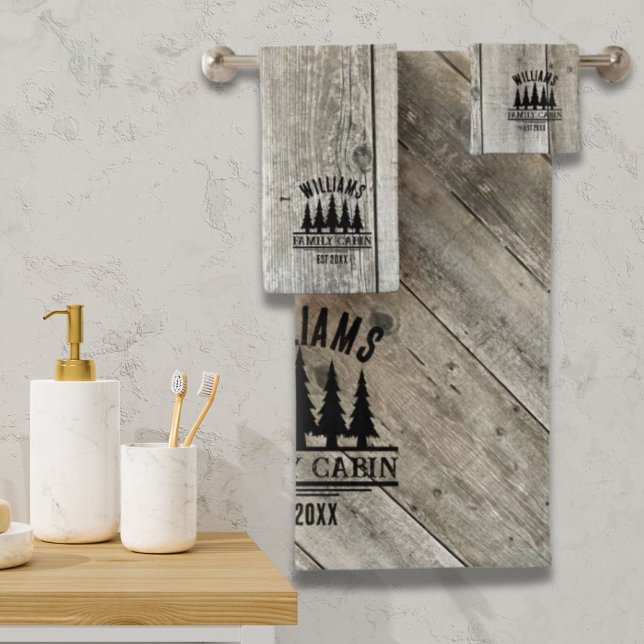 Cabane de famille personnalisée Forêt rustique Nom (Rustic Forest Personalized Family Cabin Name Est Bath Towel Set)