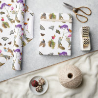 Écureuils avec papillons enveloppant du papier