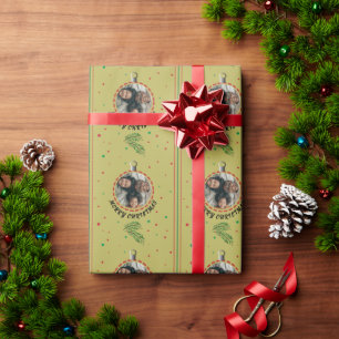 Cadeau Joyeux ornement de Noël sur papier d'enveloppement