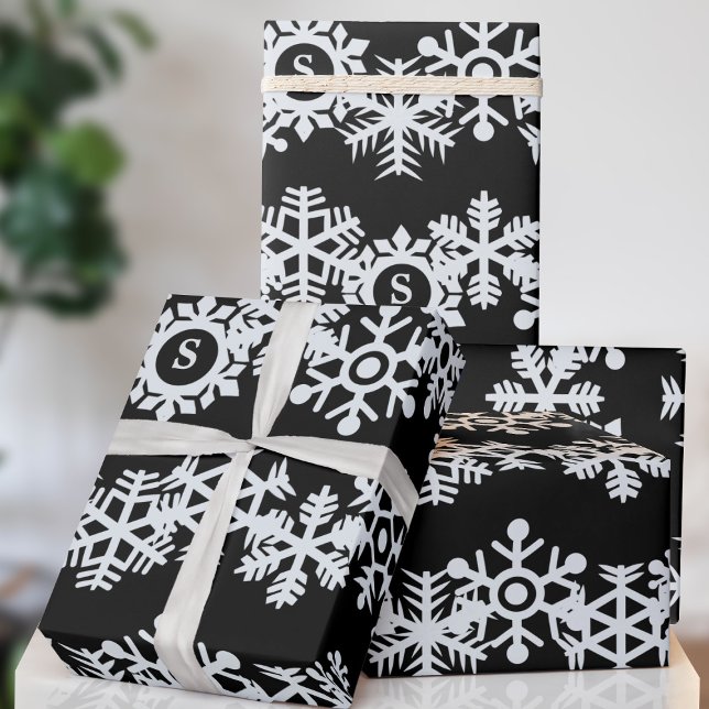 Cadeau Monogramme de flocon de neige Papier d'enveloppeme (A classic black and white snowflake pattern with space for your initial. Happy Holidays!)
