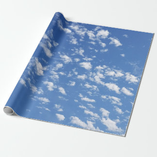 Cadeau Papier enveloppant le ciel bleu et les nuages blan