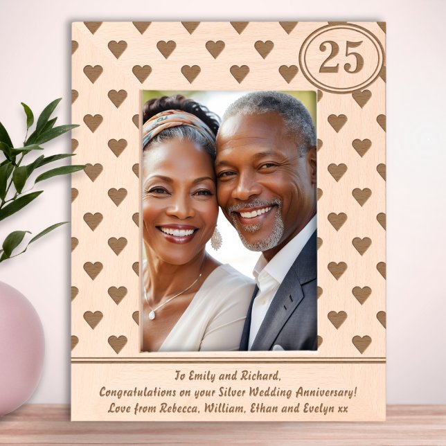 Cadres Gravés Cœurs Argent Anniversaire de Mariage 25ème Texte P (A beautiful etched wooden frame for a couple's Silver Wedding Anniversary (25th) with hearts pattern)
