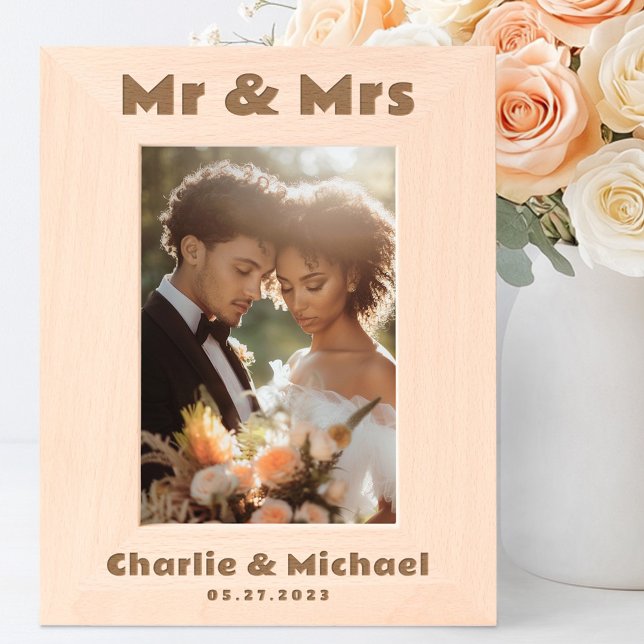 Cadres Gravés M. et Mme noms date rétro police mariage (Mr and Mrs names date retro font wedding Etched Frames)