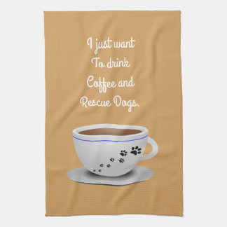 Café et serviette de cuisine de chiens
