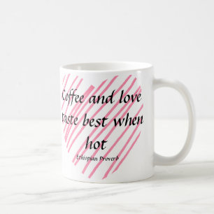 Café et tasse chauds d'amour
