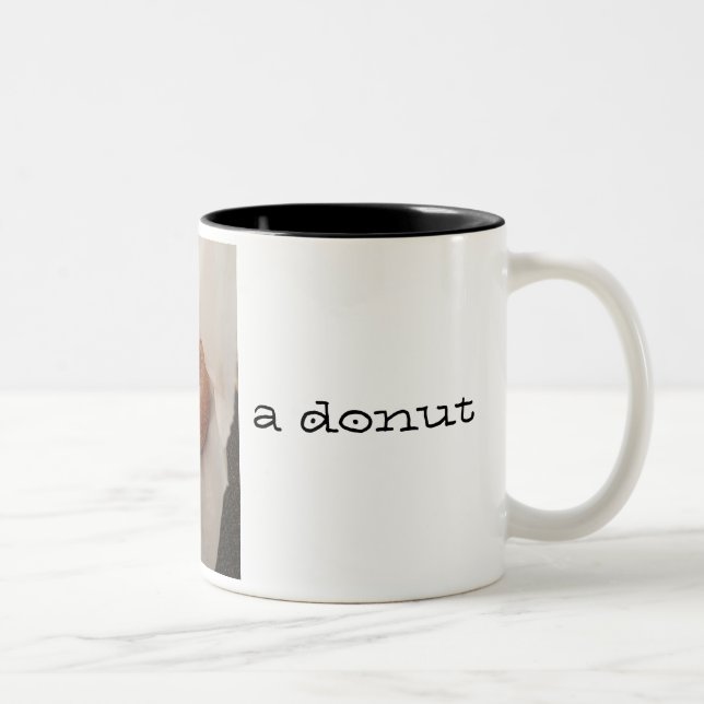 Café et une tasse de beignet (Droit)
