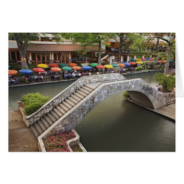 Café extérieur le long de River Walk et pont sur 2 (Devant horizontal)