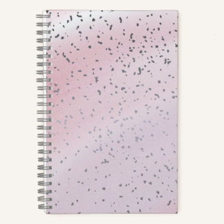 Cahier à accent de confettis roses