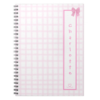 Cahier à carreaux rose pastel avec un joli nœud
