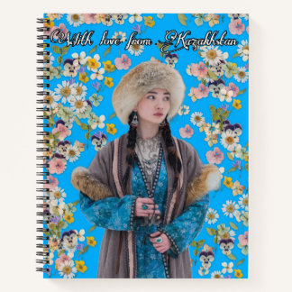 Cahier bleu avec illustration de fille kazakhe